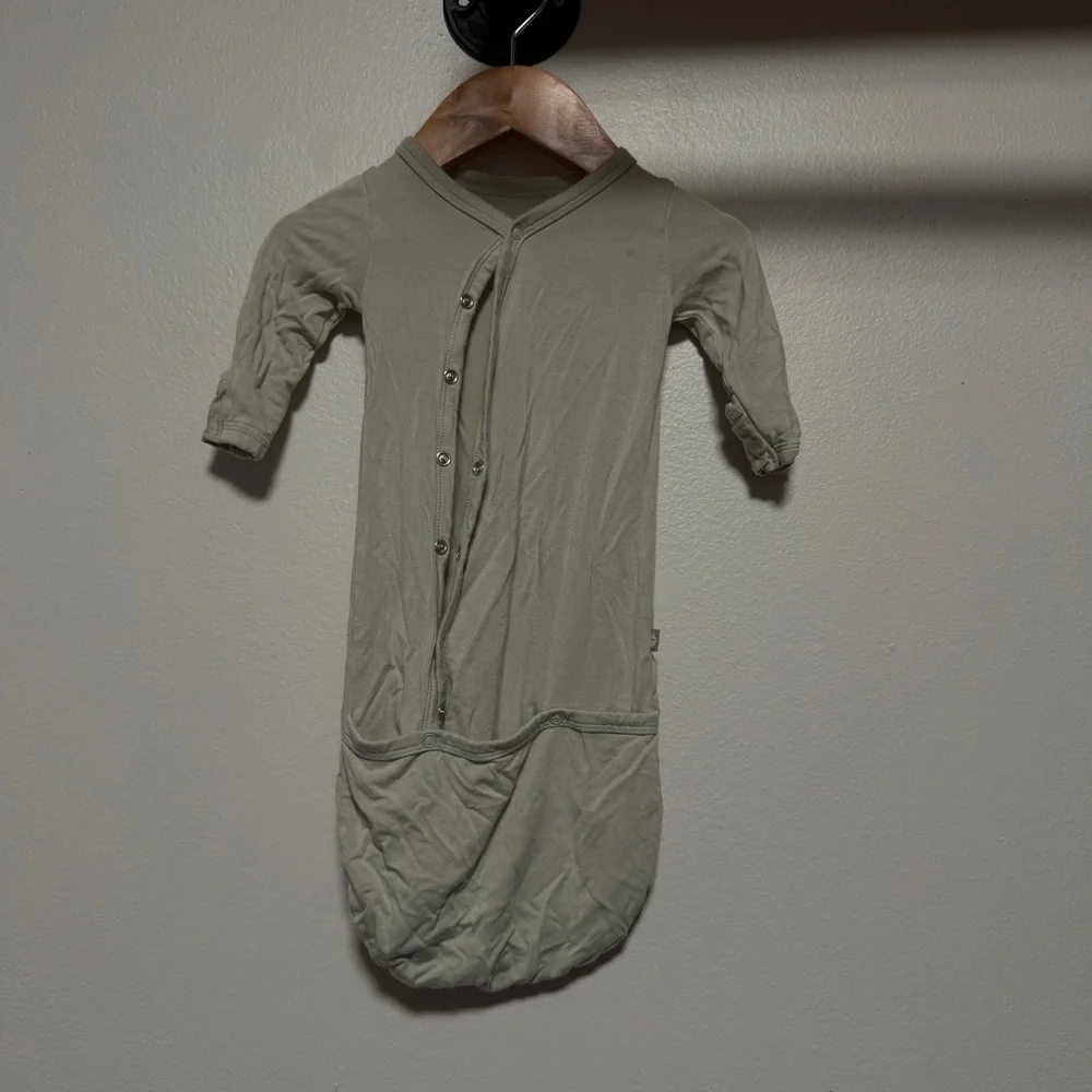 Kyte baby bundler snap gown